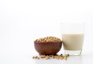 【食生活の改善】牛乳と大豆製品を1日1回は必ず摂取する